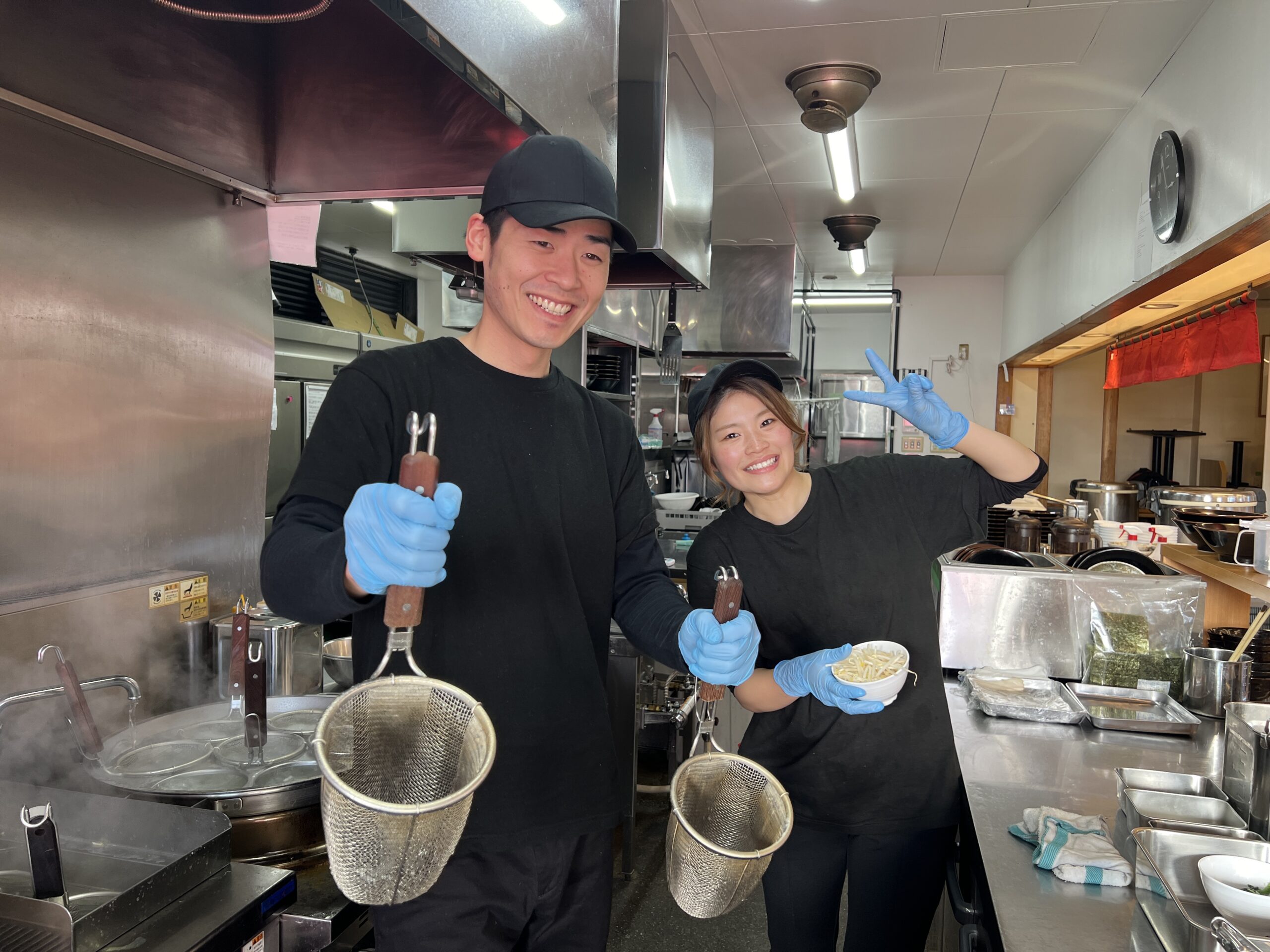 家系ラーメン店のホール・キッチンスタッフ/店長候補の正社員スタッフ